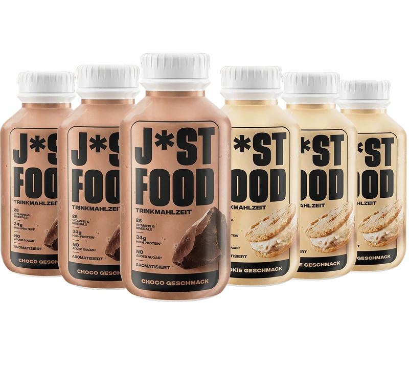 Sechs Flaschen mit der Aufschrift "J*ST FOOD" stehen nebeneinander, wobei vier Schoko- und zwei Cookie-Geschmack zeigen; Text auf den Flaschen jeweils "TRINKMAHLZEIT" und "GESCHMACK".